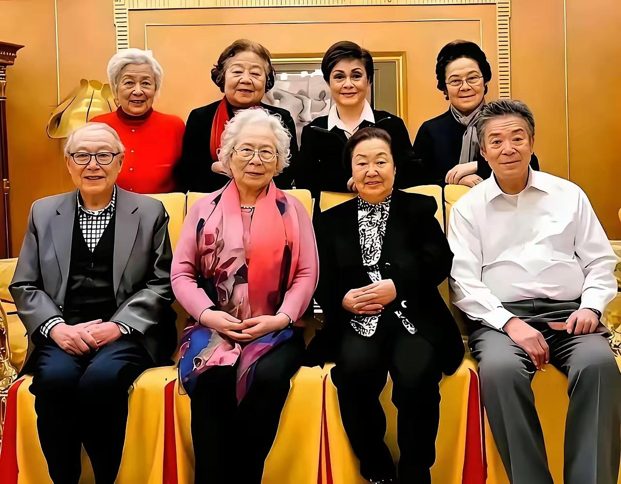 八位老表演艺术家们，我就认出郭兰英老师和李谷一老师，其他几位没看出来。你可知道他