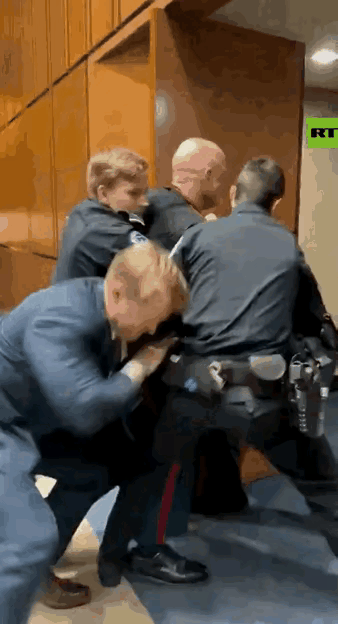 据说这个光头是个退伍兵出身，身体素质真好，三个人对付他，在他没有还手的情况下，这