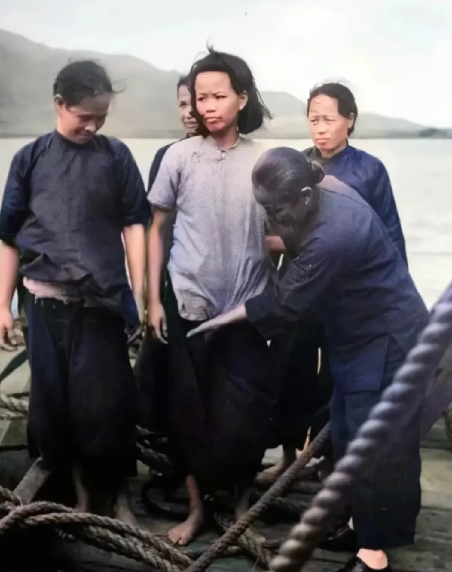 1948年澳门港口，拍下这张特殊旧照。没有现代安检设备，女海关雇员佩戴臂章，当众