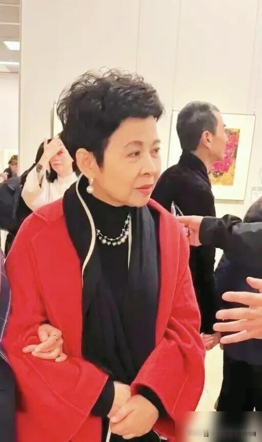 都是60多岁的中老年人，董文华脸上皱纹不少，皮肤松弛，但这是自然的规律，正常衰老