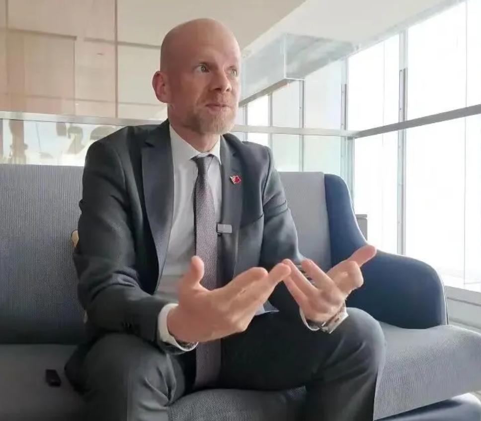 国际足联对中国男足，充满信心。原来，国际足联秘书长来中国，除了商谈转播事宜之