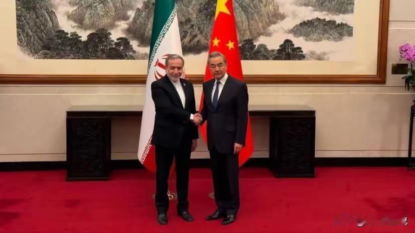 中伊这场会谈终于落锤。伊朗外长阿拉格齐连夜飞到北京，临走前认下了中国方案。王毅外