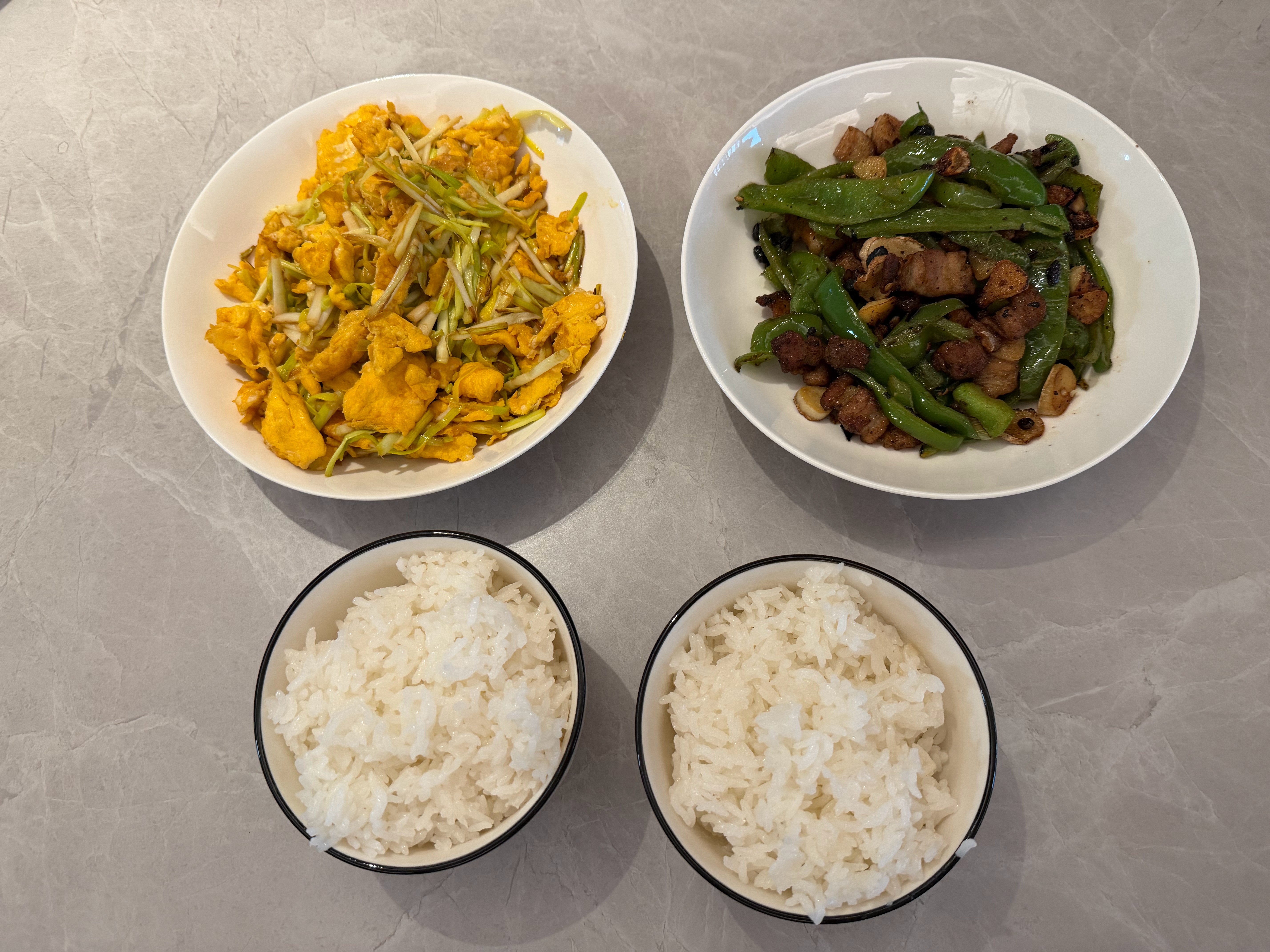 今天中午美丽做饭[比心]做了辣椒炒肉和鸡蛋炒蒜黄，也太香了！跟饭店做的一样[捂嘴哭