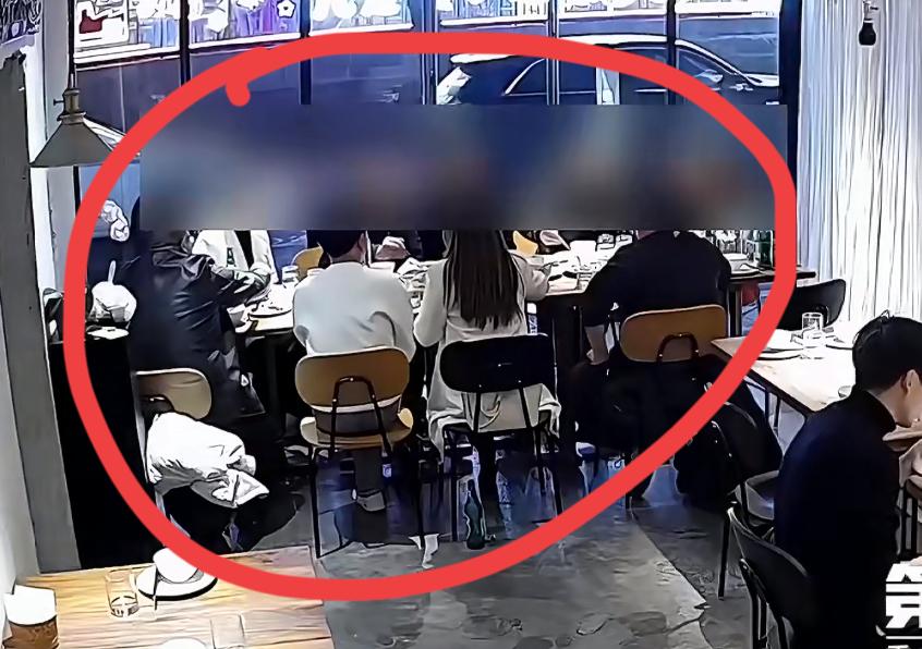 重庆某餐馆遭遇霸王餐，1262块餐费就餐的10人推诿扯皮无人付。话说一桌10个人