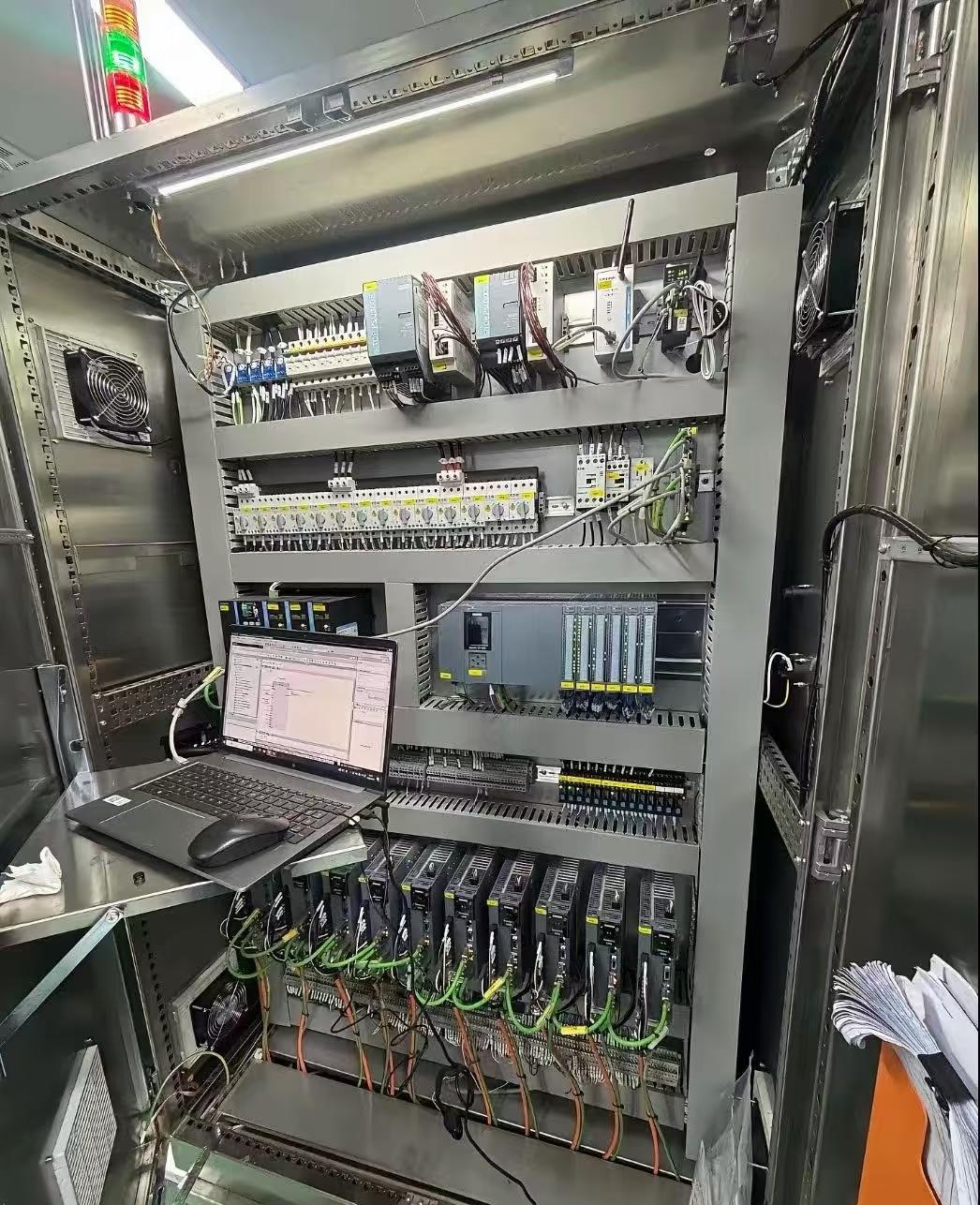 老板招进来一个实习大学生，刚进来工资比我还高，我加班加点一月工资才12000元左
