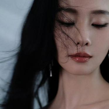 刘诗诗的仪态与清冷感被公认为内娱标杆。她的脖子永远微微上扬，肩膀向后打开一个精