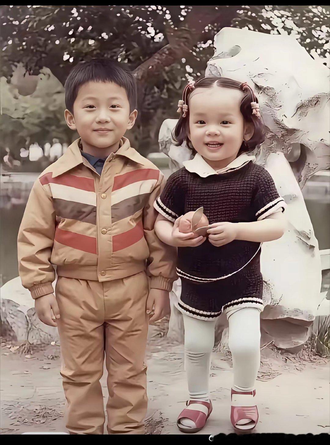 这两位明星小时候还在一起照相