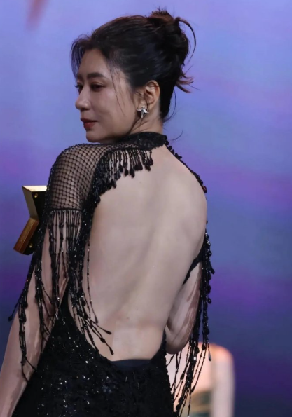 贾静雯走秀，不刮个痧可惜这后背了！​​​