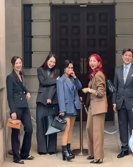 四个人，鞋跟一个比一个高​​