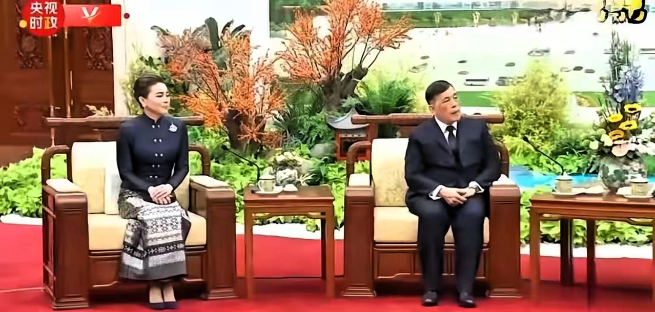 自律还是不自律，看一下泰国王后苏提达。​整整1小时40分钟，坐姿保持一个样，