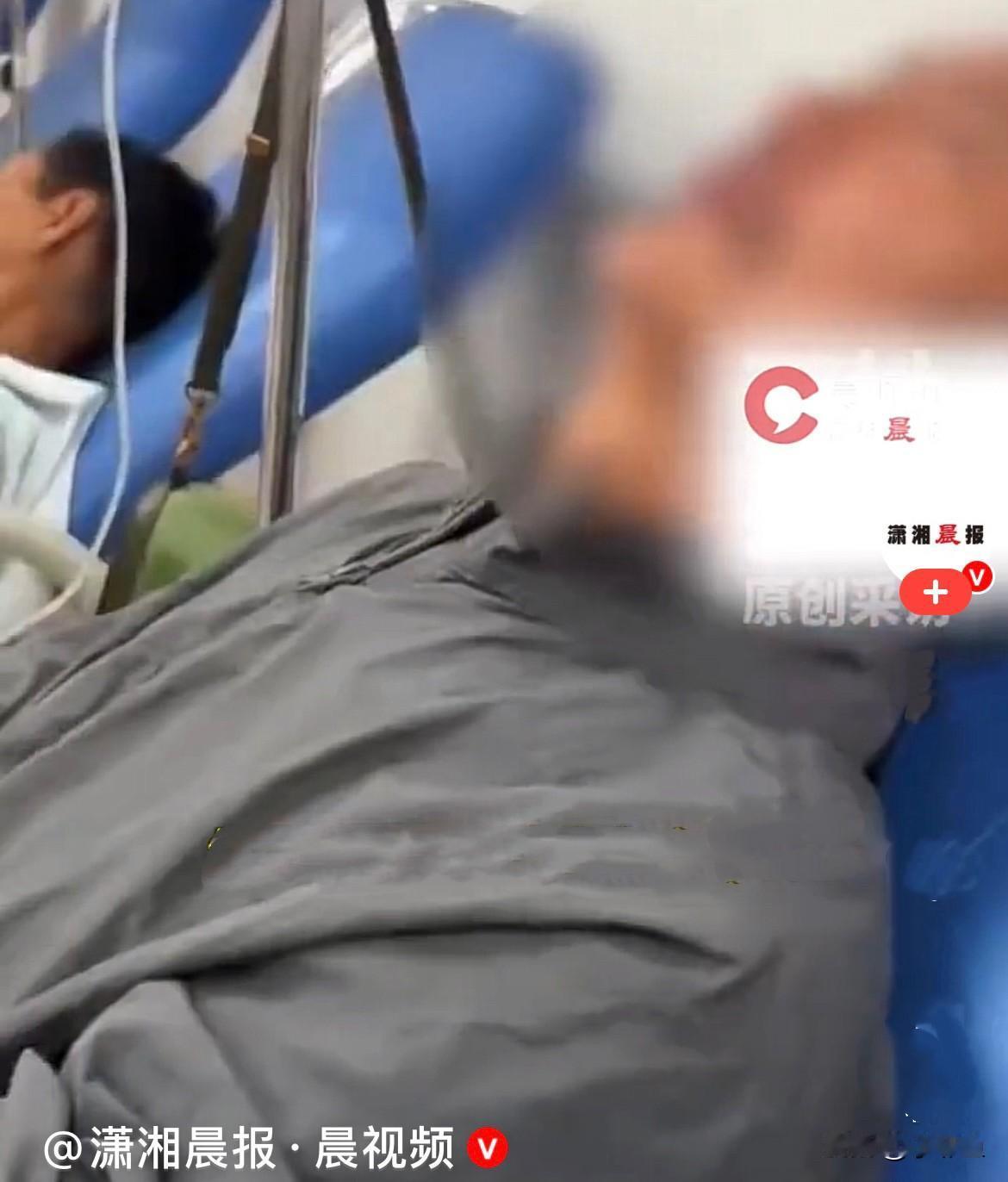 近日，四川乐山胡女士的父母两在家做了家常丝瓜汤，吃饭的时候老两口细心发现，丝瓜吃