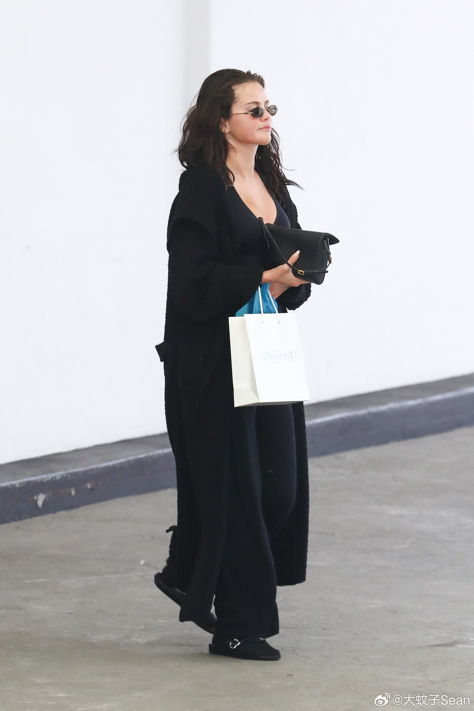 Selenagomez赛琳娜戈麦斯在贝弗利山庄外出，赛琳娜做完皮肤管理后离开T
