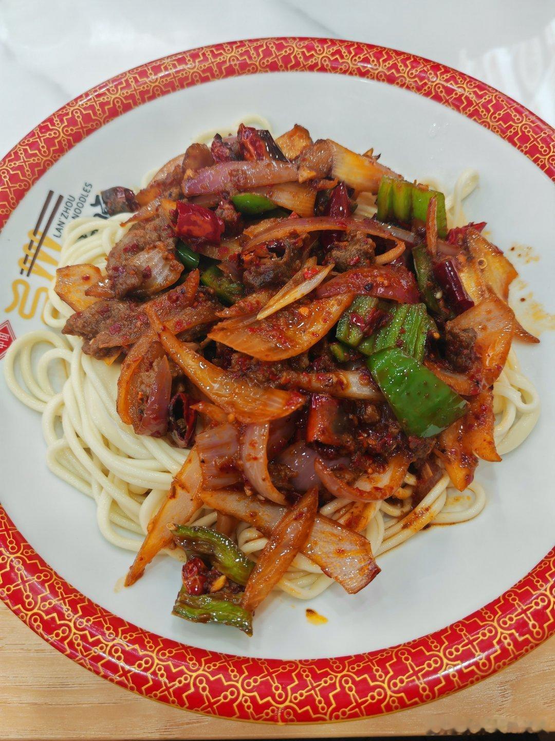 媳妇上班去了，中午带娃吃面。