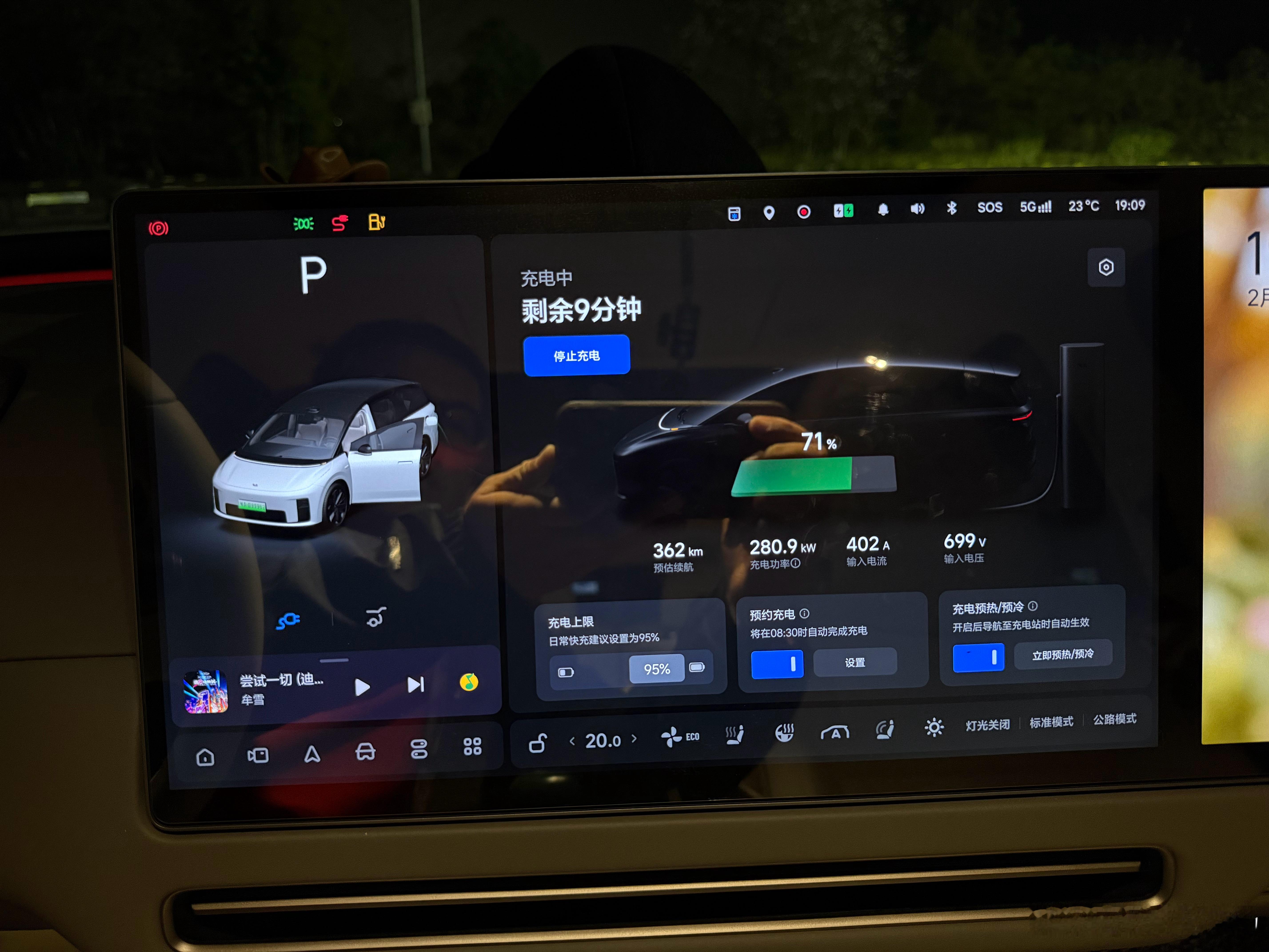 在广东省水门服务区，没啥人充电，我就挑了个超充广东交投建桩！60%插上去拍了图一