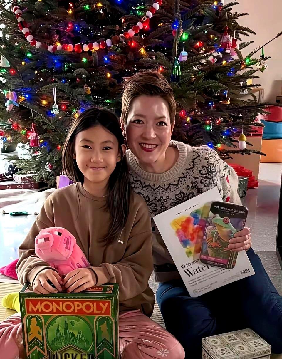 陈冠希的基因输了，他女儿9岁那张高级脸，跟他一点关系没有。你去看她最近的照