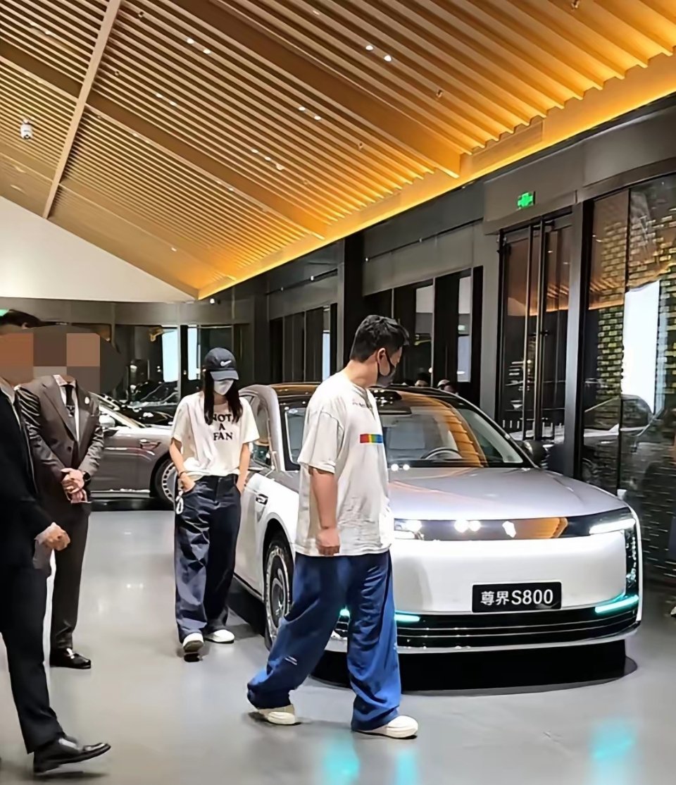 陈赫张子萱夫妇现身上海西岸中环尊界S800展厅看车。陈赫身穿白色印花T...