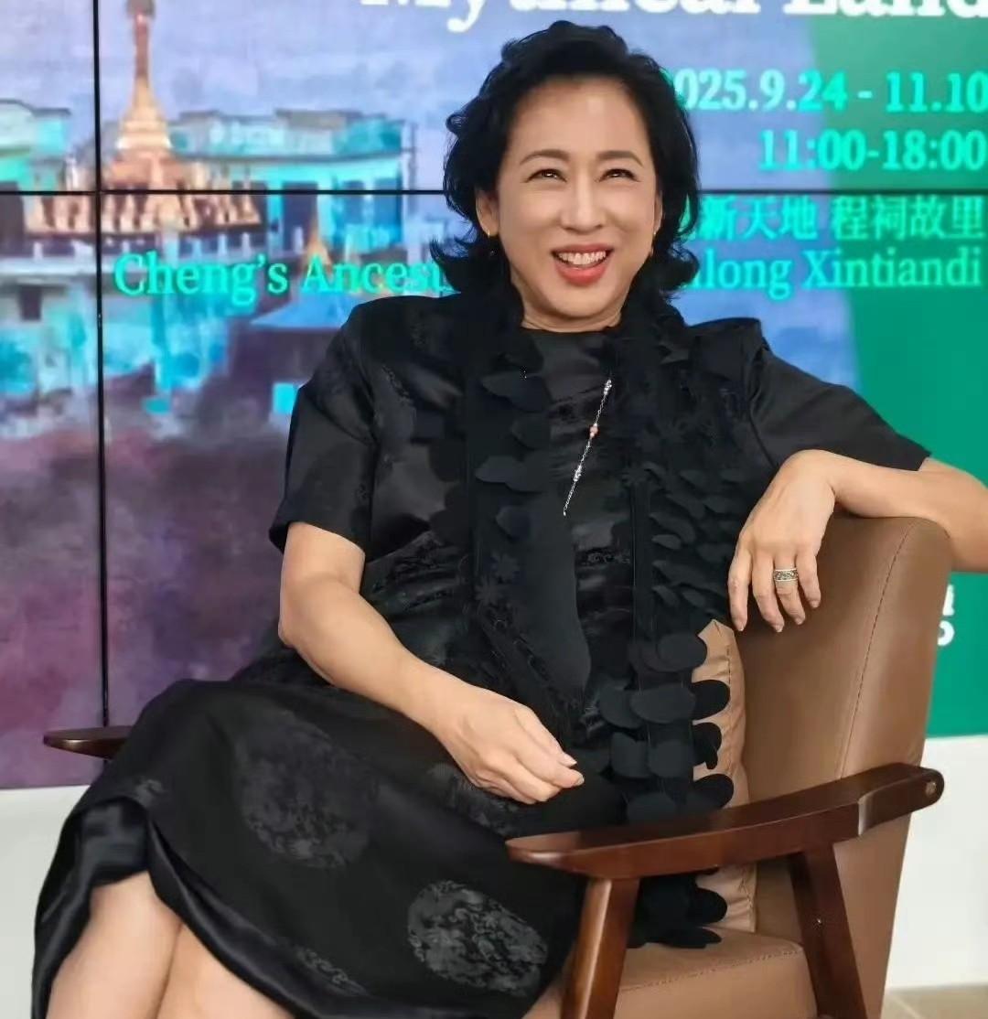 郭晶晶婆婆朱玲玲这波操作又让人议论开了！最近她在上海办摄影展，宣传海报上“罗朱
