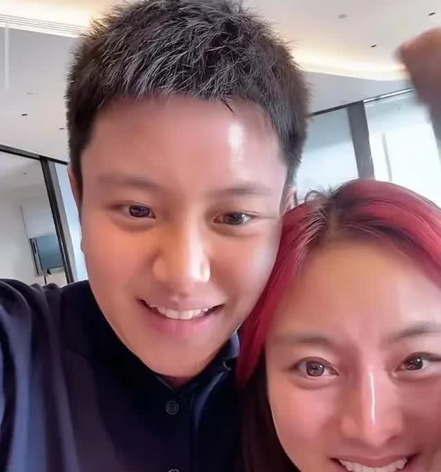 贾乃亮心里还想着前妻李小璐吧，端午节他晒出与女儿合照的粽子，与李小璐晒出是同款！