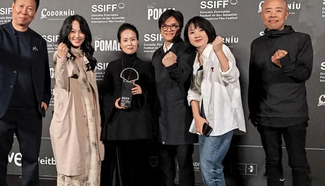 银贝壳奖颁给了她，10年刑期被说成15年，到底谁在讲真话。她站在圣塞巴斯蒂安电