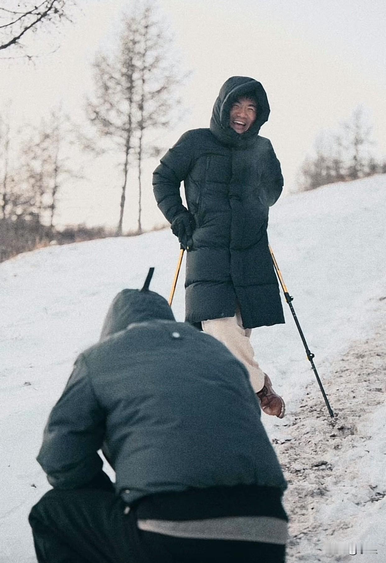 董董看来是心疼他哥了发了和董宇辉雪后爬山的视频然后说了一些不吐不快的话完全