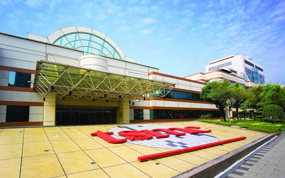 【台积电亮出新一代芯片技术拟绕开ASML天价设备】据媒体报道，台积电周三公布了