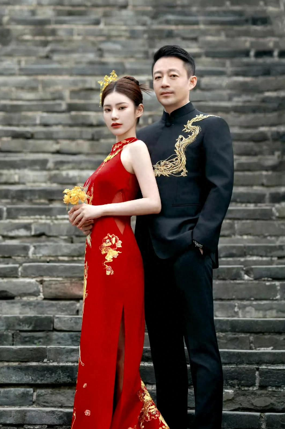 汪小菲办婚礼张兰穿白色旗袍惹争议，难道中式婚礼穿红色才喜庆？汪小菲和马筱梅今日