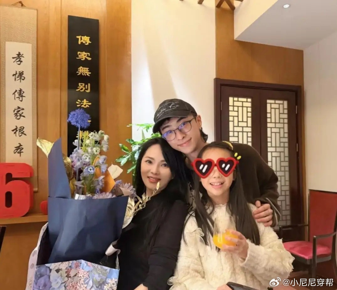 伊能静与家人一同庆祝58岁生日，老公秦昊、儿子恩利和女儿小米粒都在一场，一家人聚