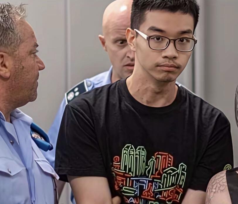 这张照片里被意大利警察押解的男人，名叫徐泽伟，是一名来自上海的普通IT工程师（芯