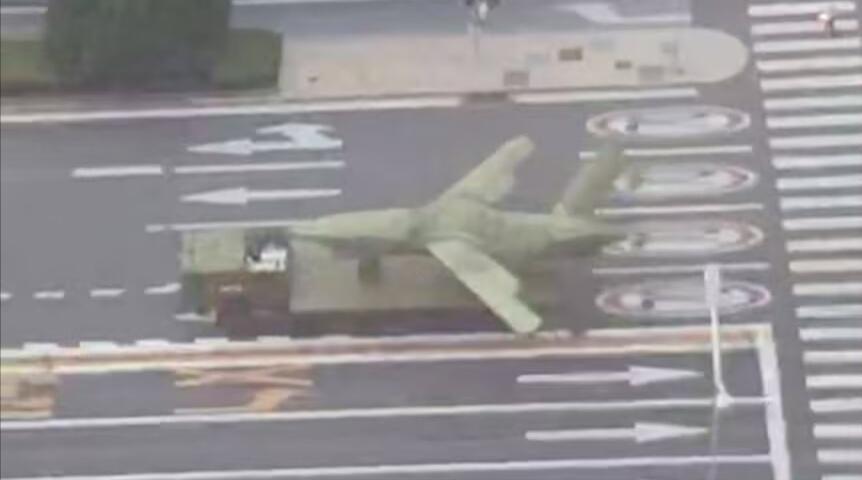 即将亮相的各型无人机，注意那两个被包裹住的无人机，不清楚其中一个是不是可折叠机翼