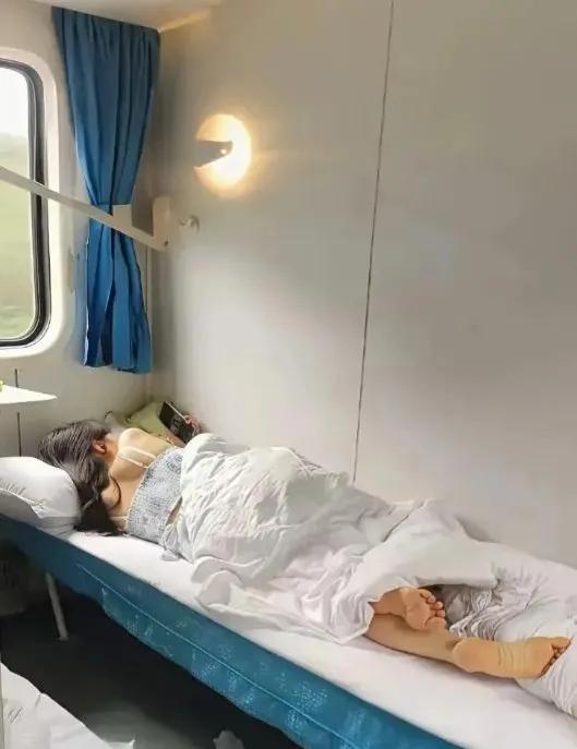 火车卧铺，就是舒服。