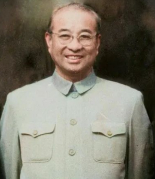 1955年9月27日授衔仪式上，当毛主席走到陈赓面前时，说：“你陈赓当大将了，跟
