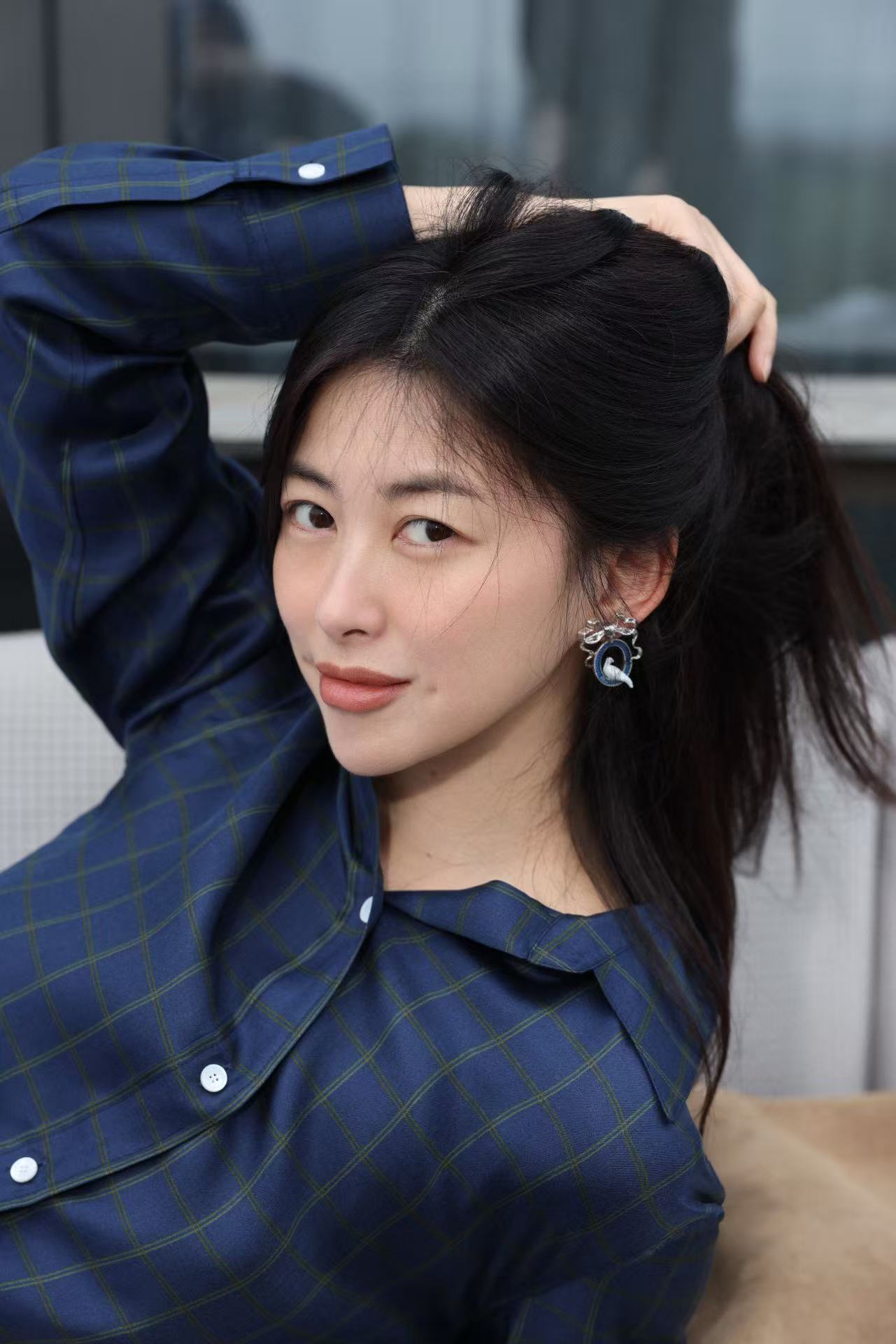 淡颜清浅，骨相惊艳。朱珠褪去繁复妆容，轮廓立体柔和，温柔不张扬，气质绝了朱珠淡颜