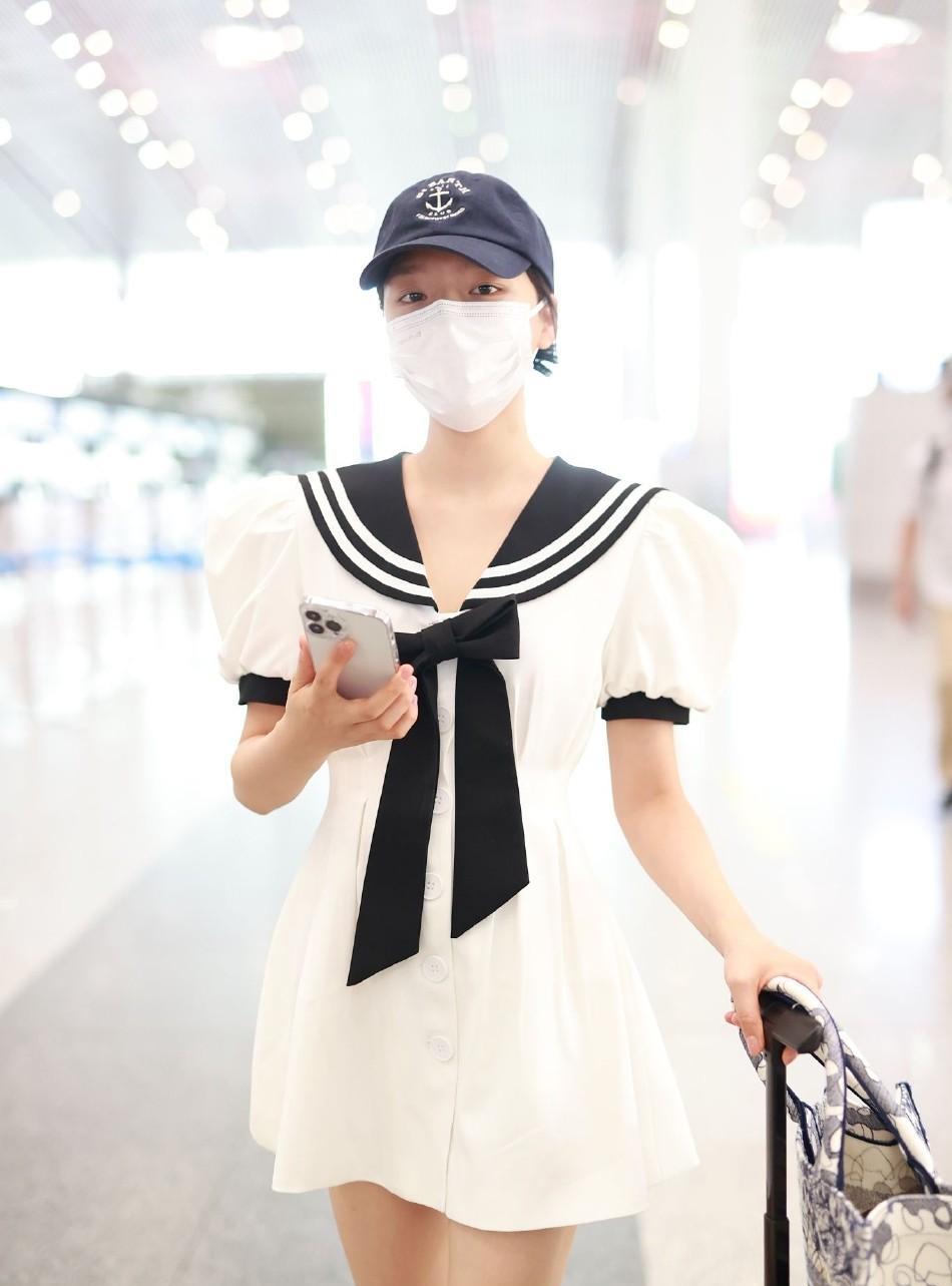 任敏穿海军领小白裙大秀美腿，清爽甜美。