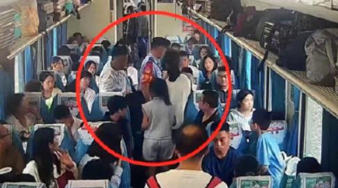 买无座票却硬占15岁女孩位置，女孩苦苦哀求归还座位，不料对方却恼羞成怒，喊着要打