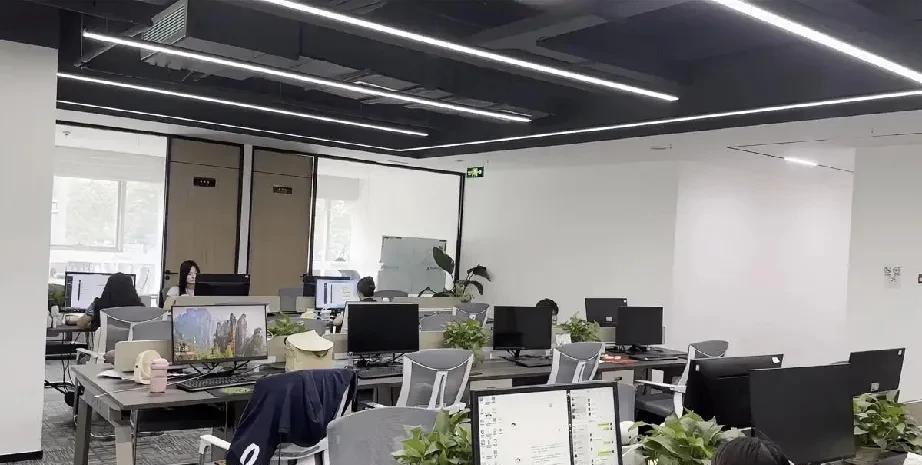 现在招个普工太难了，我们白夜班两班倒，五险一金都有，上满勤的话到手6000+，可