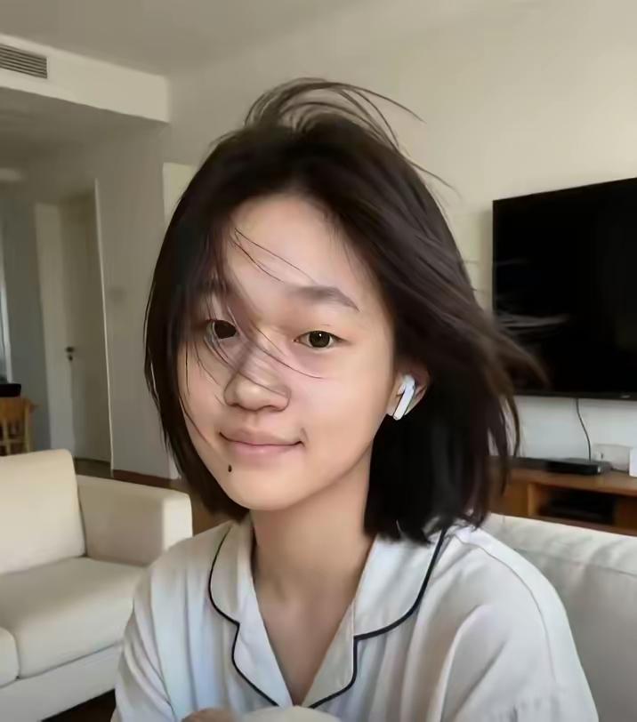 全红婵这两年，是真把“沉默”活成了最硬的底气。被骂“跳水变砸水”时，她在训