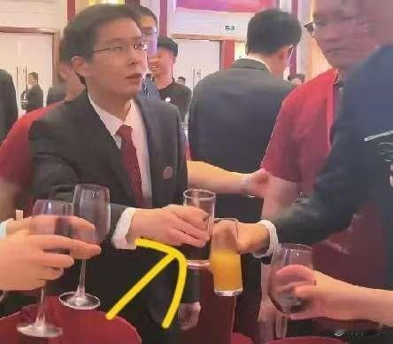 有个事我不敢说，说了怕大家不爱听宇树科技上市午宴上茅台规规矩矩摆桌上，王兴兴