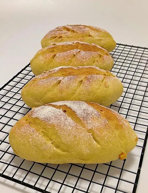 你买到过天价面包吗？现在买面包，简直像在交轻奢税。以前5块钱能买一大袋吐司，如今