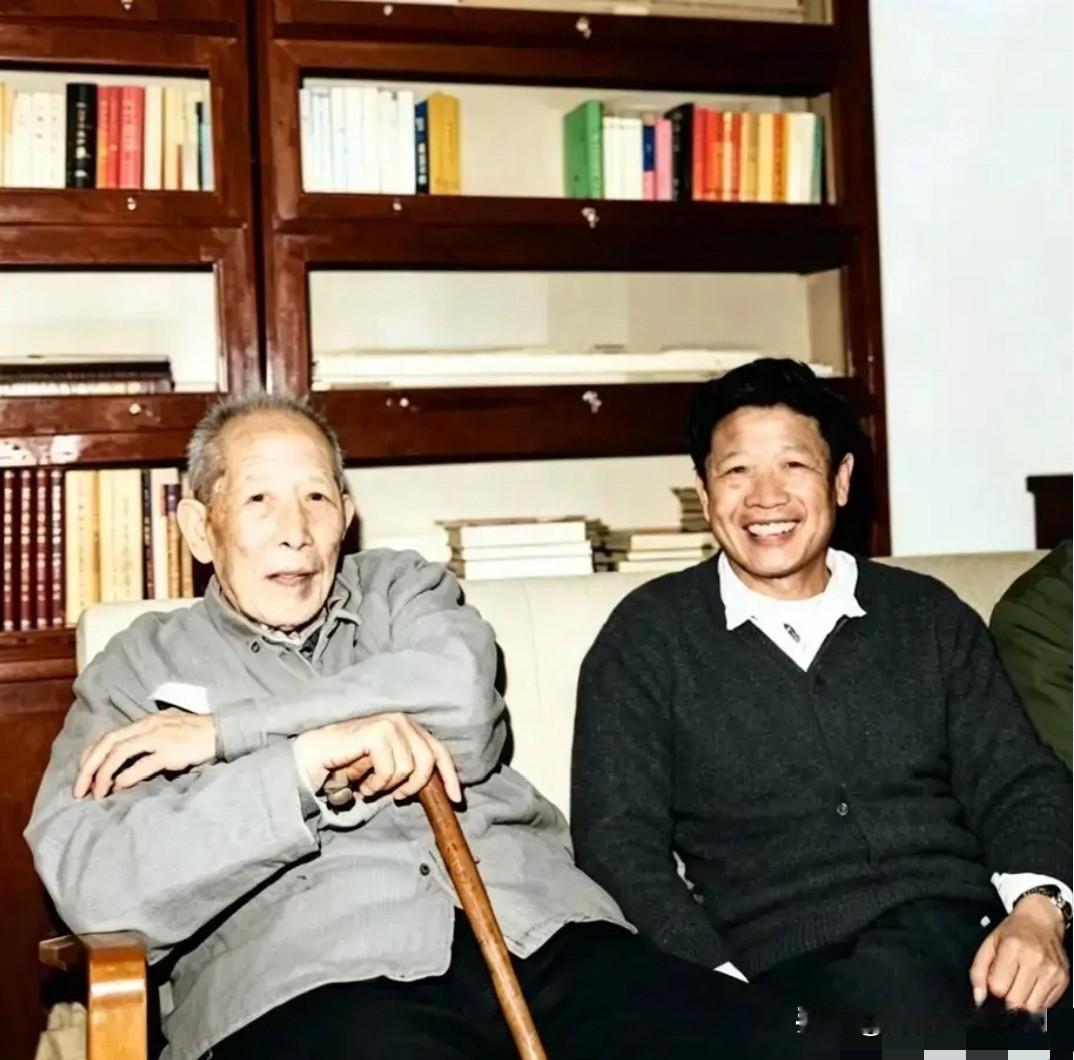 1982年，时年86岁的李维汉与时年46岁的李铁映父子在家中的一张合影。李维汉是