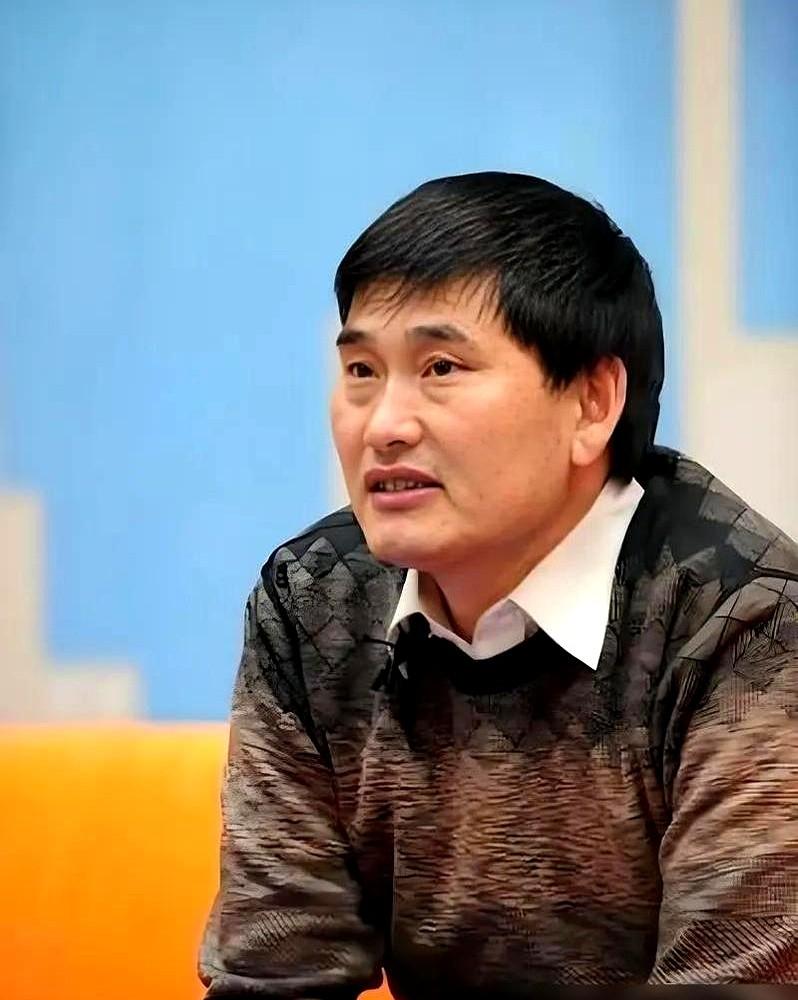 大衣哥这人，精得像鬼，又傻得可爱。外头那些人把商演报价往三四十万疯抬，他偏偏死