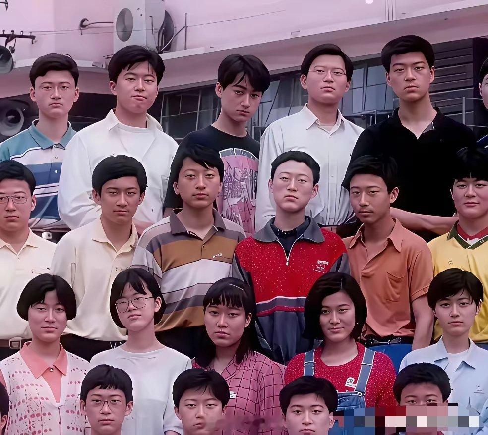 这张合照里，谁能想到他会成为，今天的超一线巨星呢！