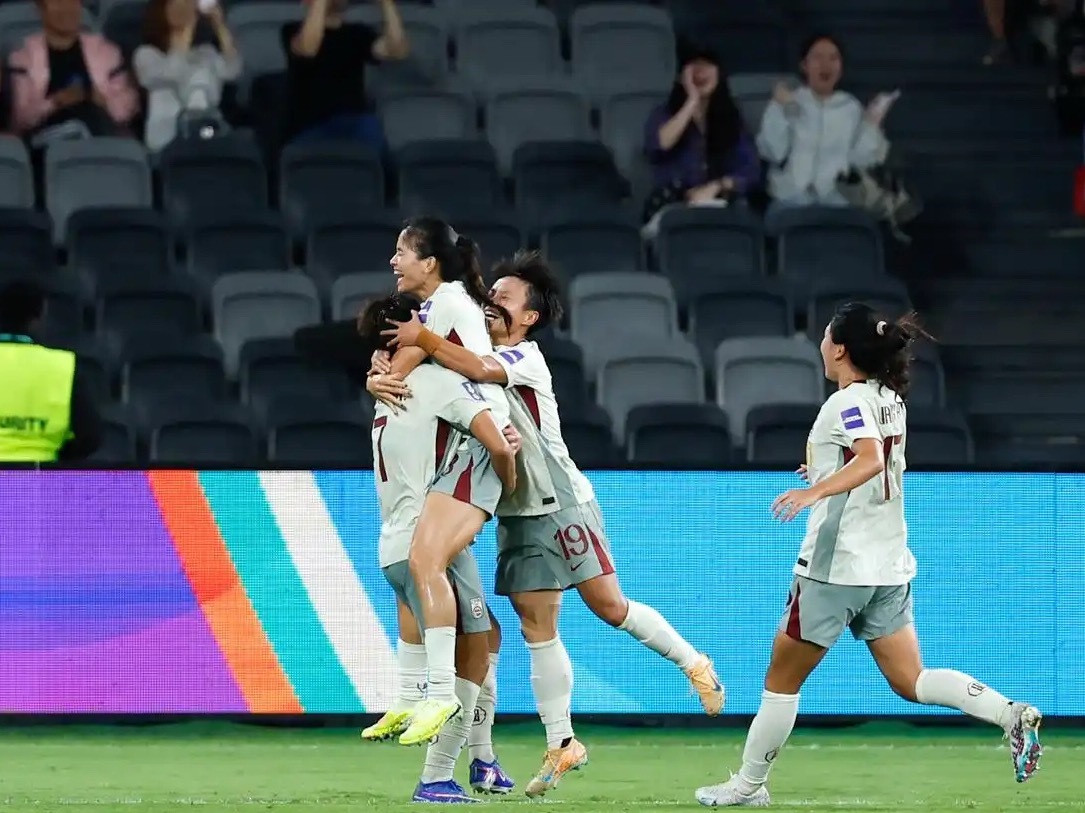 中国女足全胜晋级八强中国女足1比2朝鲜女足逆风翻盘，铿锵绽放！中国女足2-1逆