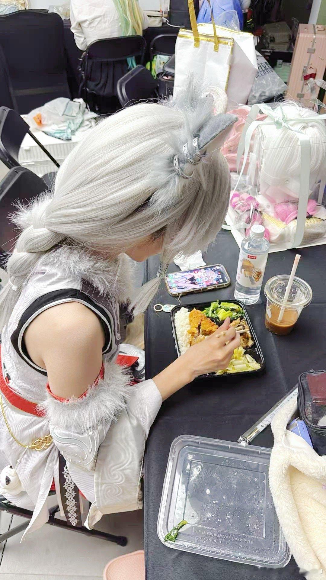 银月今天有鸡腿吃～！凡人修仙传