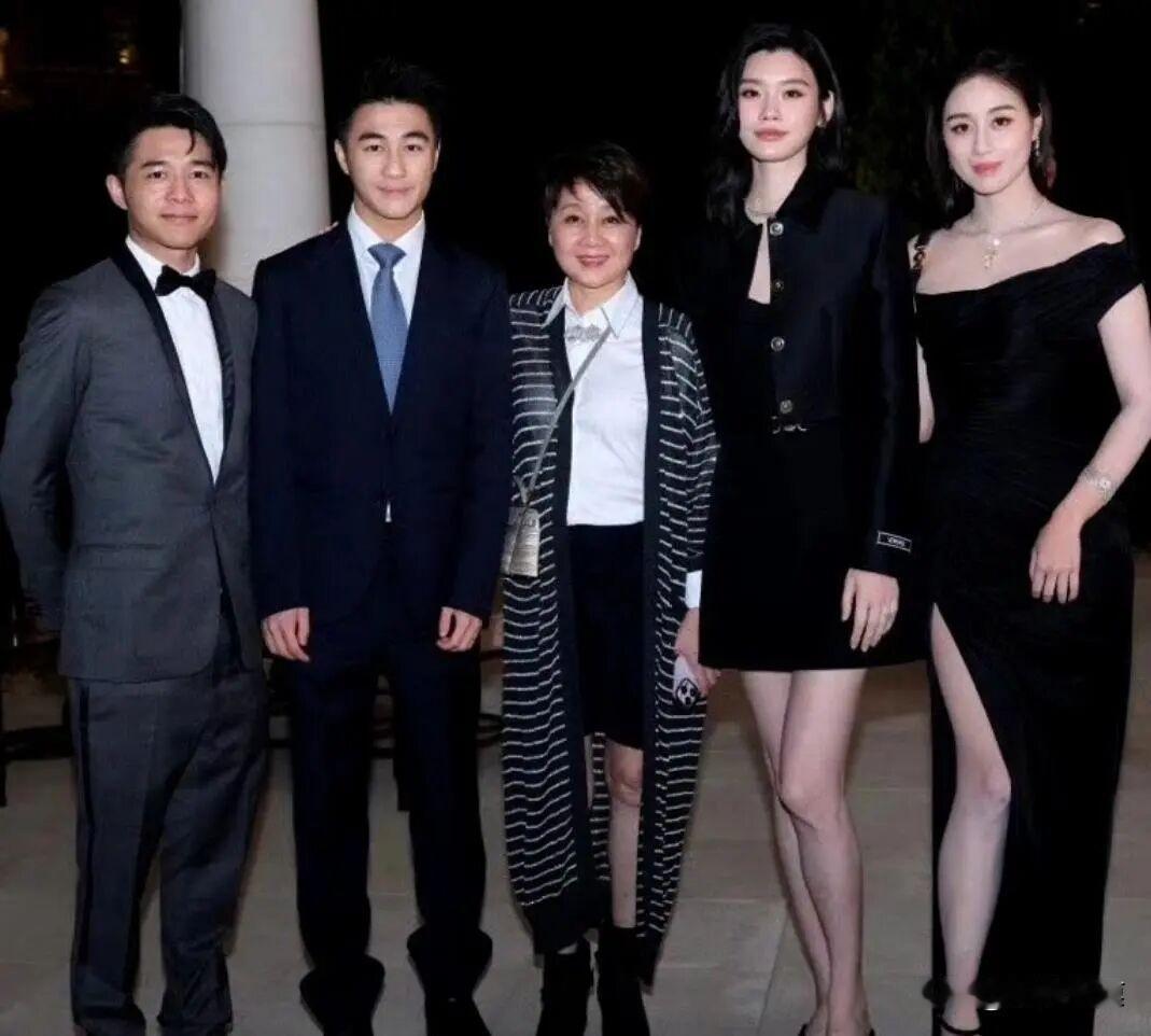 四太梁安琪生了三个儿子，画风差太多：大儿子何猷邦身体不好，常年在国外养病；