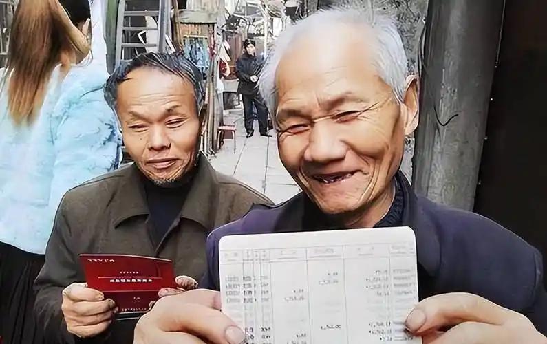 我们正在见证社保史上一场绝版红利奇迹！如今拿着高额退休金、周游全国乃至世界的这代