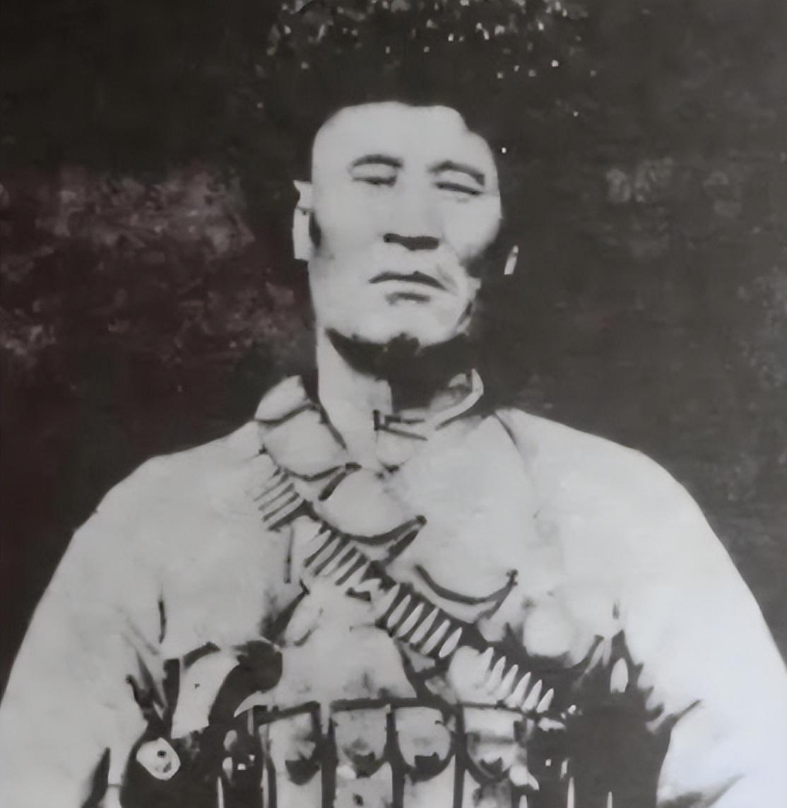 1949年12月，甘肃酒泉，解放军追击马家军残匪。一个叫杨忠孝的司号兵，平时连枪