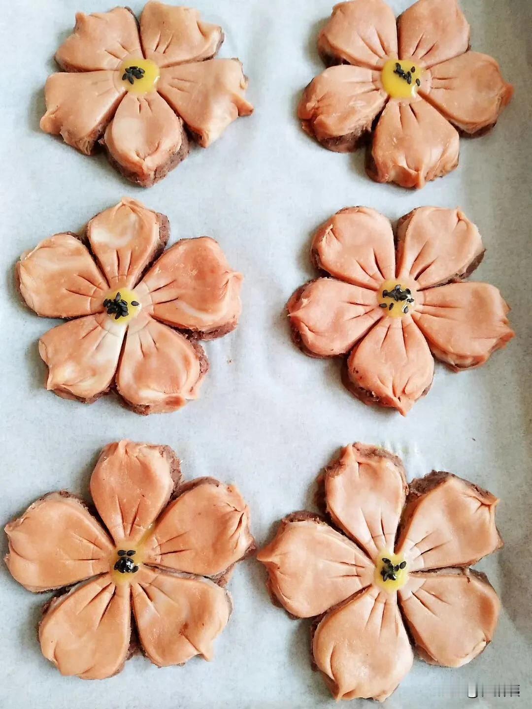 我婆婆家那边，她姊妹六个，一个哥，春节拜年，以前买烟酒吃食，现在一家500块，就