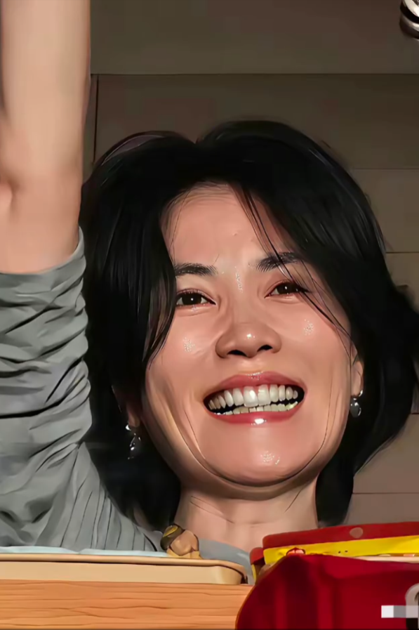 王菲的牙齿真的太好看了，干净透亮温润如玉，谁看了不羡慕。她都快六十岁了，牙齿还能保养得这么好，实在难
