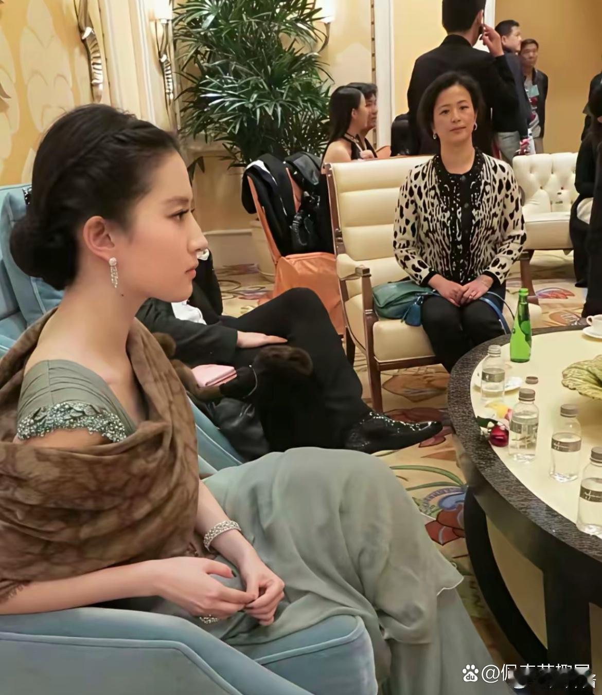 刘亦菲妈妈算不算最美妈妈？女儿却美成了四海八荒的仙女！