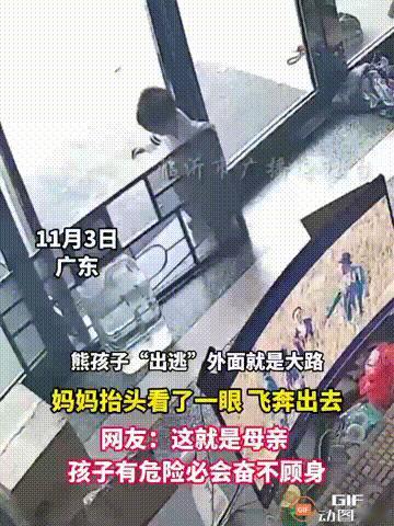 广东揭阳一对夫妻在店铺内算账，让孩子在一边自由玩耍，谁料孩子趁着父母不注意时，居